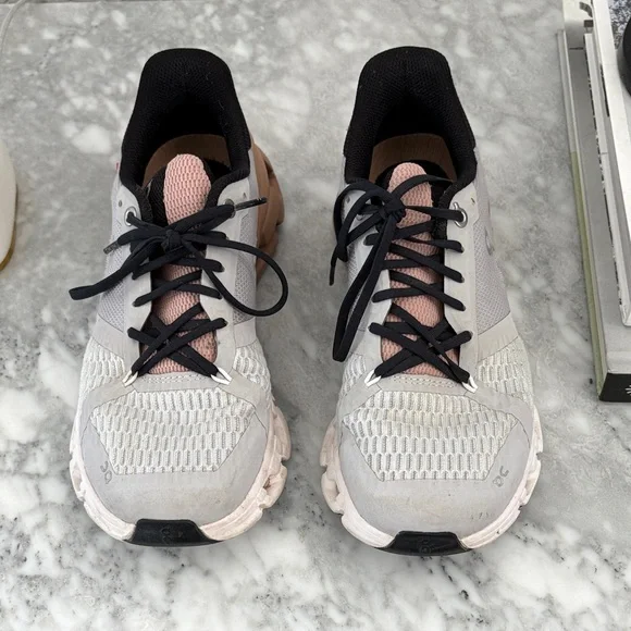 ON Women's Cloudflyer Running Shoes - Picture 2 of 11